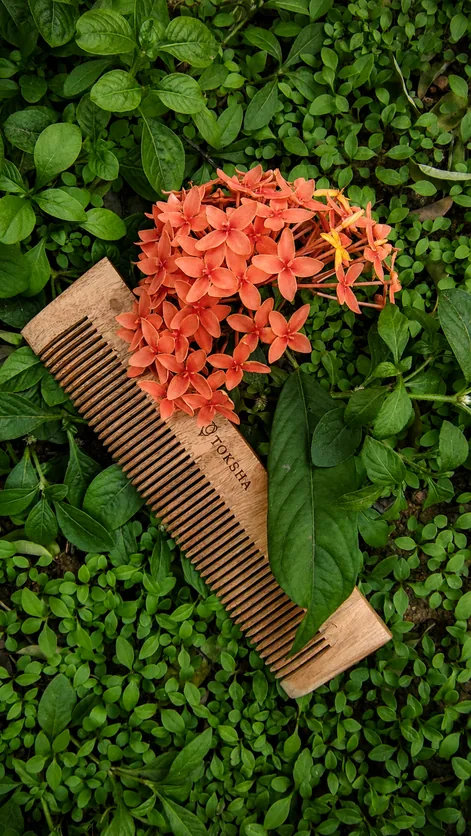 Plain Lily Neem Comb